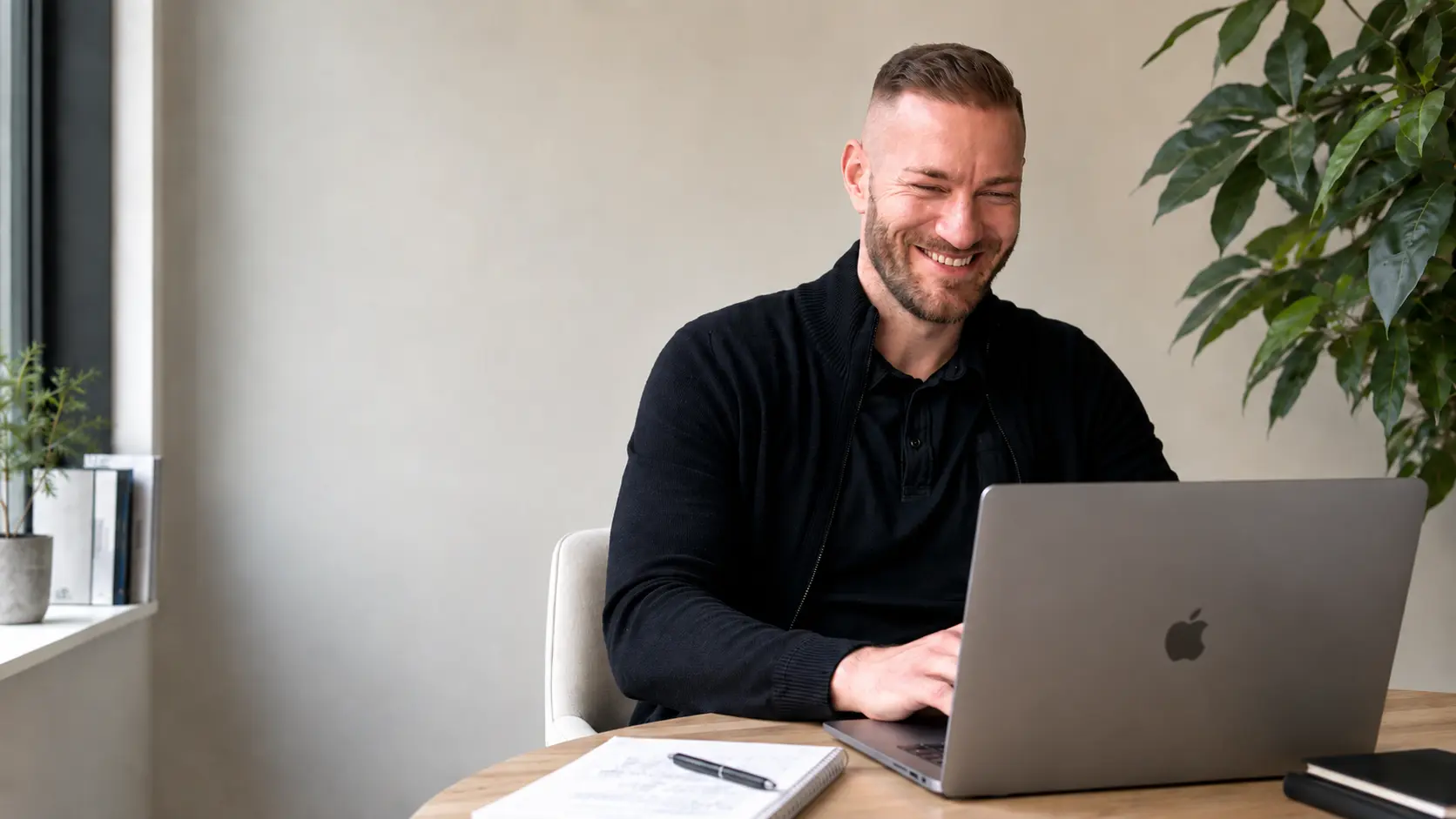 Mirko Jabs arbeitet an einem Laptop im modernen Büro an SEO-Umsetzung, laufender Betreuung und Maßnahmenplanung